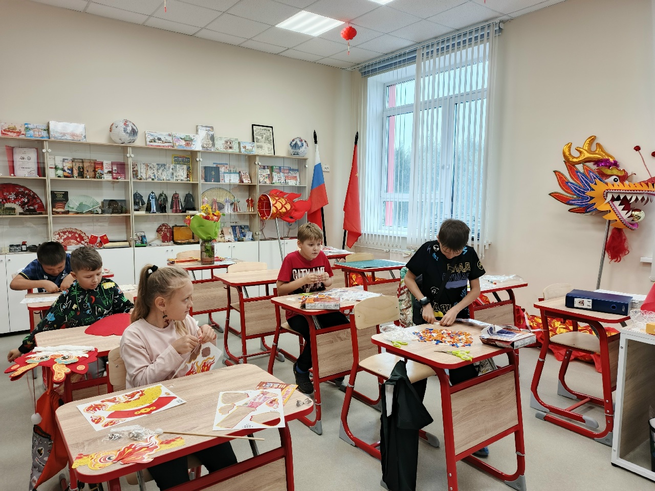 Творческое занятие в центре ЮДАО: дети собирают модели и делают поделки